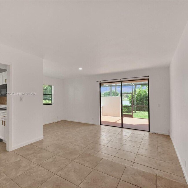 Photo - 9120 Taft St