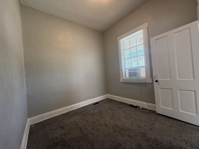 Photo - 2 Bed House w/ Ramp Access and Fenced in Back Yard + Walk In Shower
