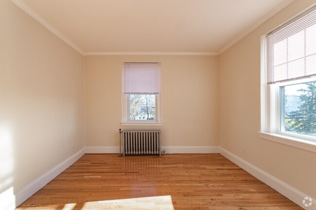 1BR, 1BA - 597SF - 50 Broadway Apartment Homes