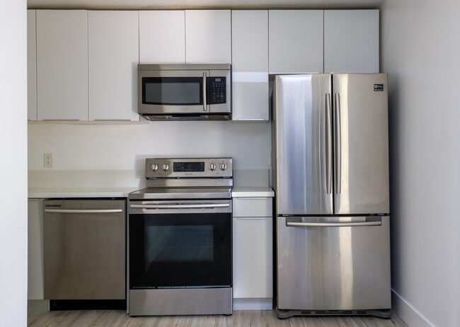 UNIT 4 - AVAILABLE NOW - 850 N. Van Ness Ave.