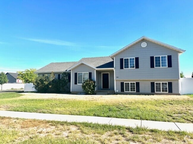 Building Photo - 1043 Hyrum Blvd Rental
