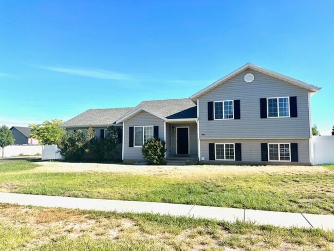 Photo - 1043 Hyrum Blvd House