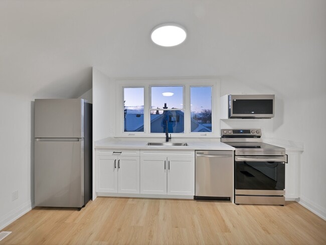 Photo - 647 Limeridge Rd E