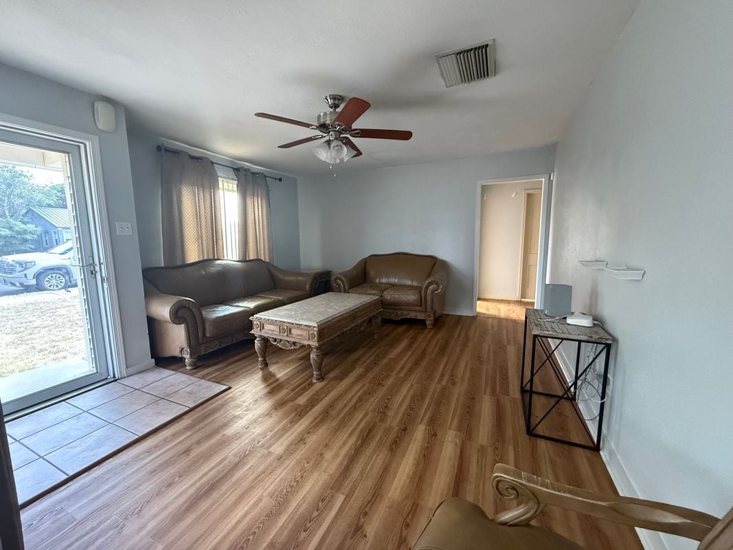 Photo - 906 W 24th St