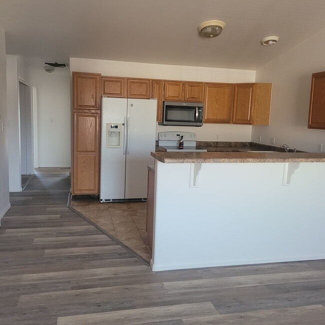 3 Bed 2 bath upstairs unit - 3 Bed 2 bath upstairs unit Casa
