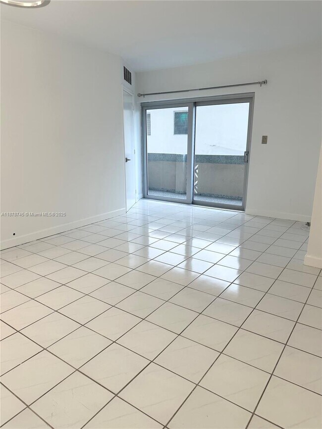 Photo - 8400 Byron Ave Unidad 2D