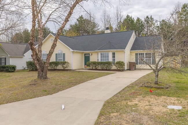 Photo - Beautiful 4 bed 2 bath home in Greensboro with fenced yard. Walk to coffee shop and restaurants.