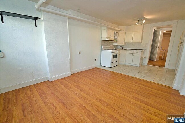 229 8th St Unit REAR