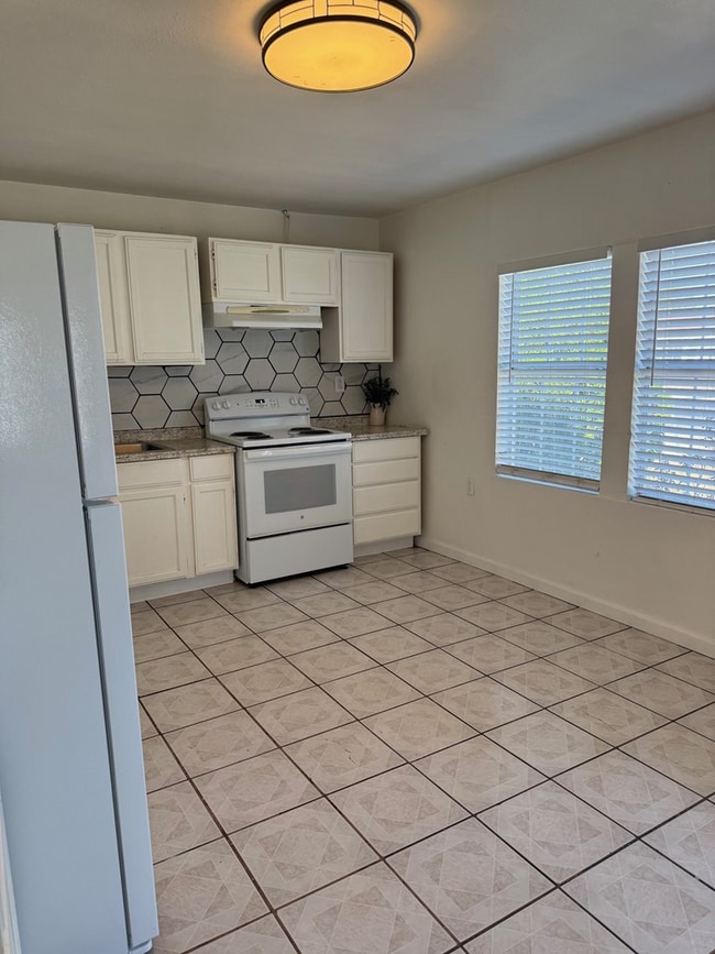 Photo - 814 E 15th St