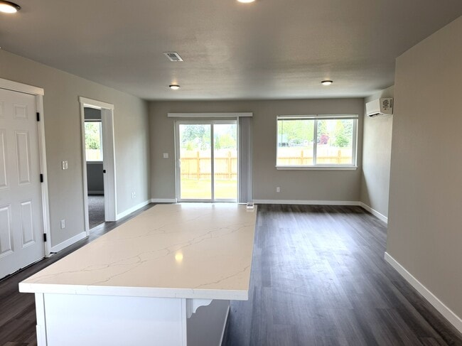Photo - 4937 Sleater Kinney Rd NE