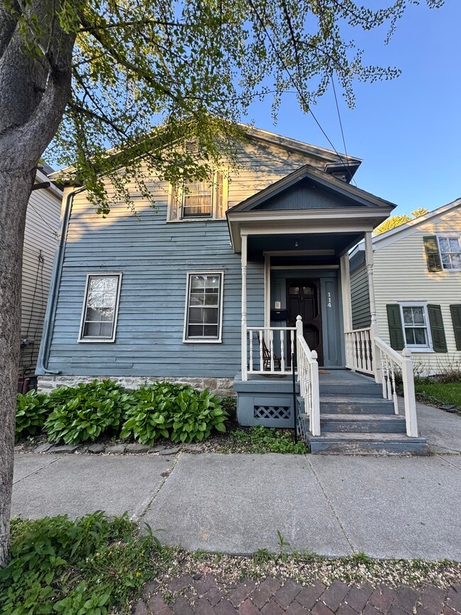 Building Photo - 114 N Ferry St Unit Rear