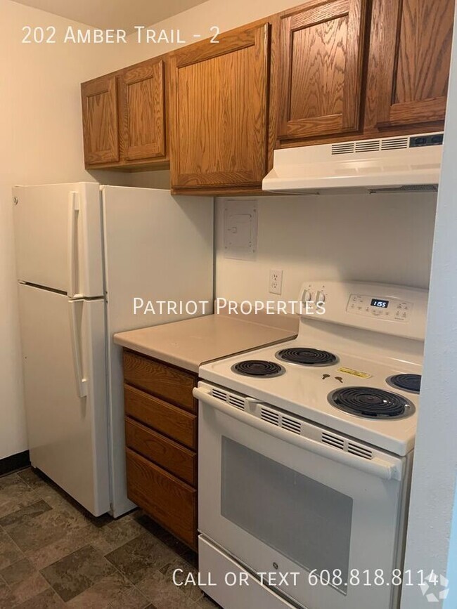 Building Photo - 2 bedroom/ 1 bath apartment in Sun Prairie... Unit 2