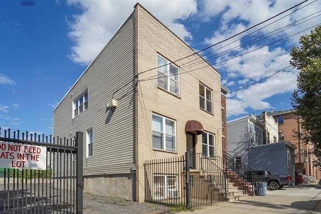 Building Photo - 514 4th St Unit 3