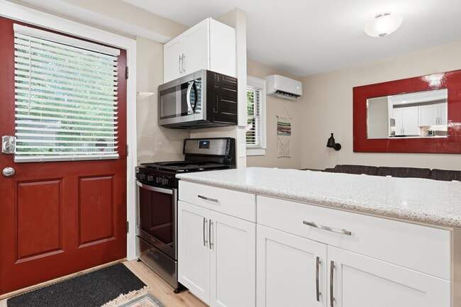 Photo - 826 Mentelle Dr NE