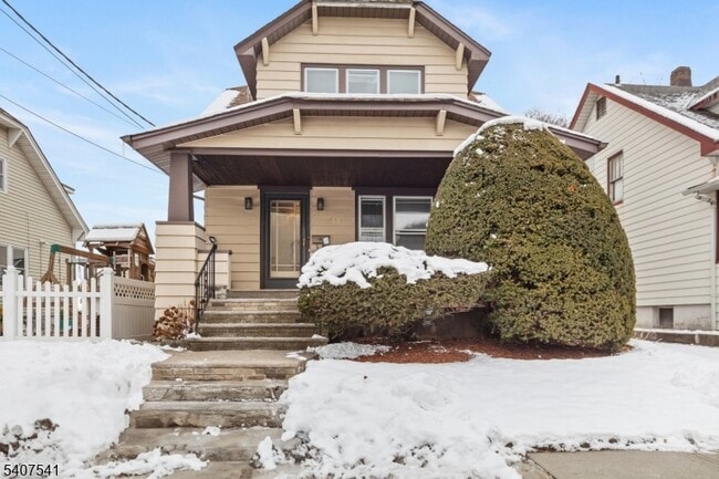 Building Photo - 199 E 7th St