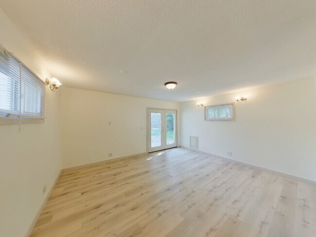 Photo - 4242 Dover St