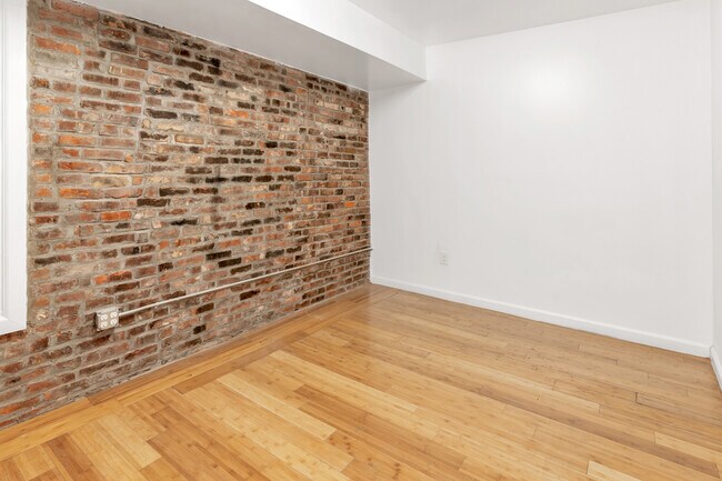 Photo - 162 University Ave