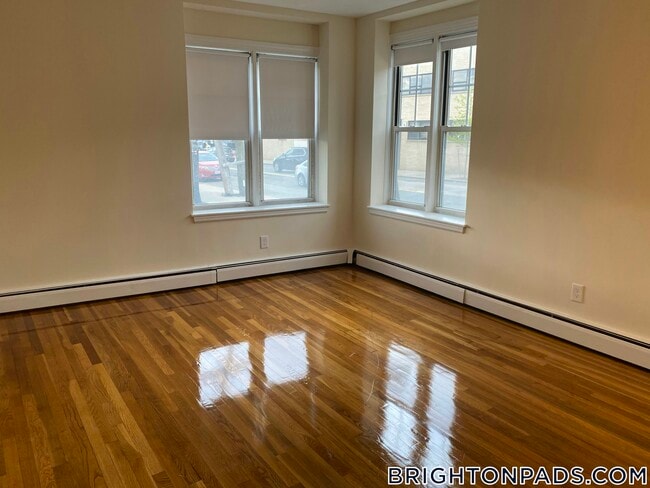 Photo - 180 N Beacon St Unidad 3