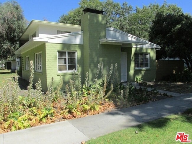 5176 Village Green