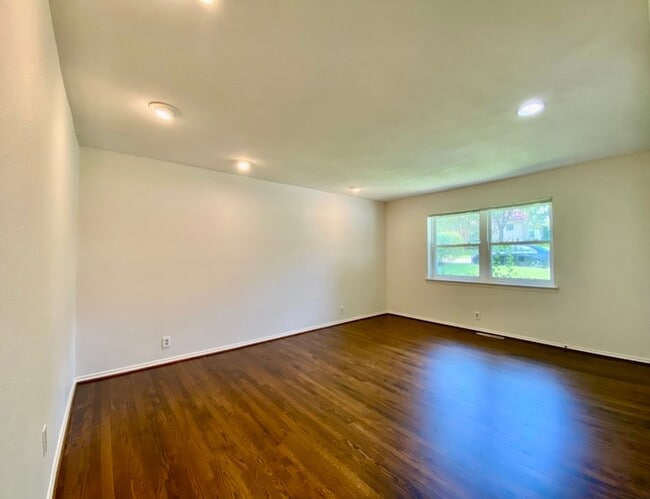 2125 Forest Oaks Dr