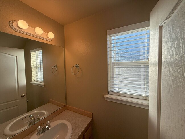 Photo - 2561 NW Cedar Ave Unidad 4