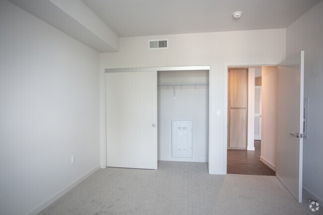 1BR, 1BA-909 SF