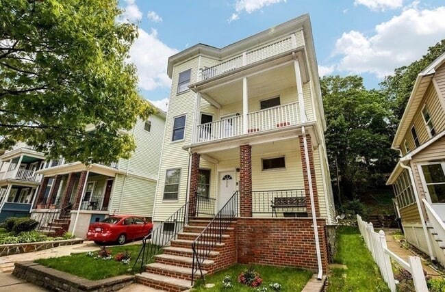 Building Photo - 558 Washington St Unit 1