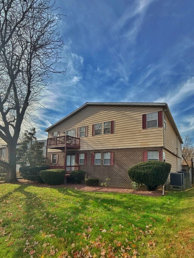 Building Photo - 442 S 18th St Unit 4