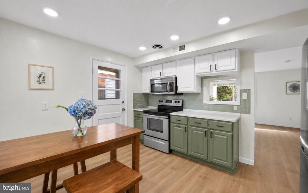 Photo - 413 Waterford Rd