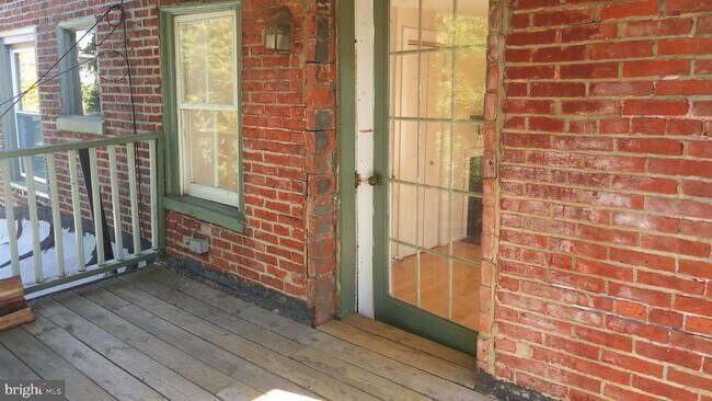 Building Photo - 2043 Mt Vernon St Unit 4
