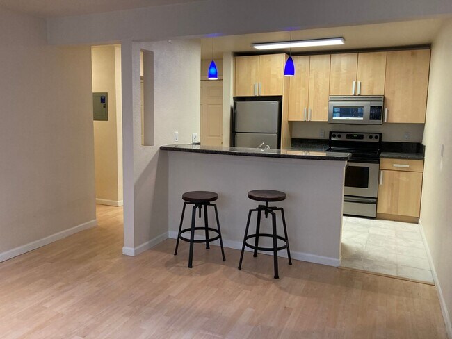 2 Bdrm Condo off Spenard & 25th - Close to... - 2 Bdrm Condo off Spenard & 25th - Close to... Unit 216