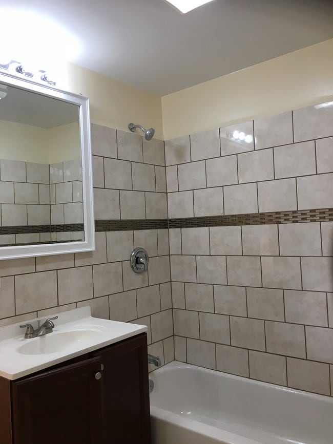 Bathroom - 2014 S Ashland Ave