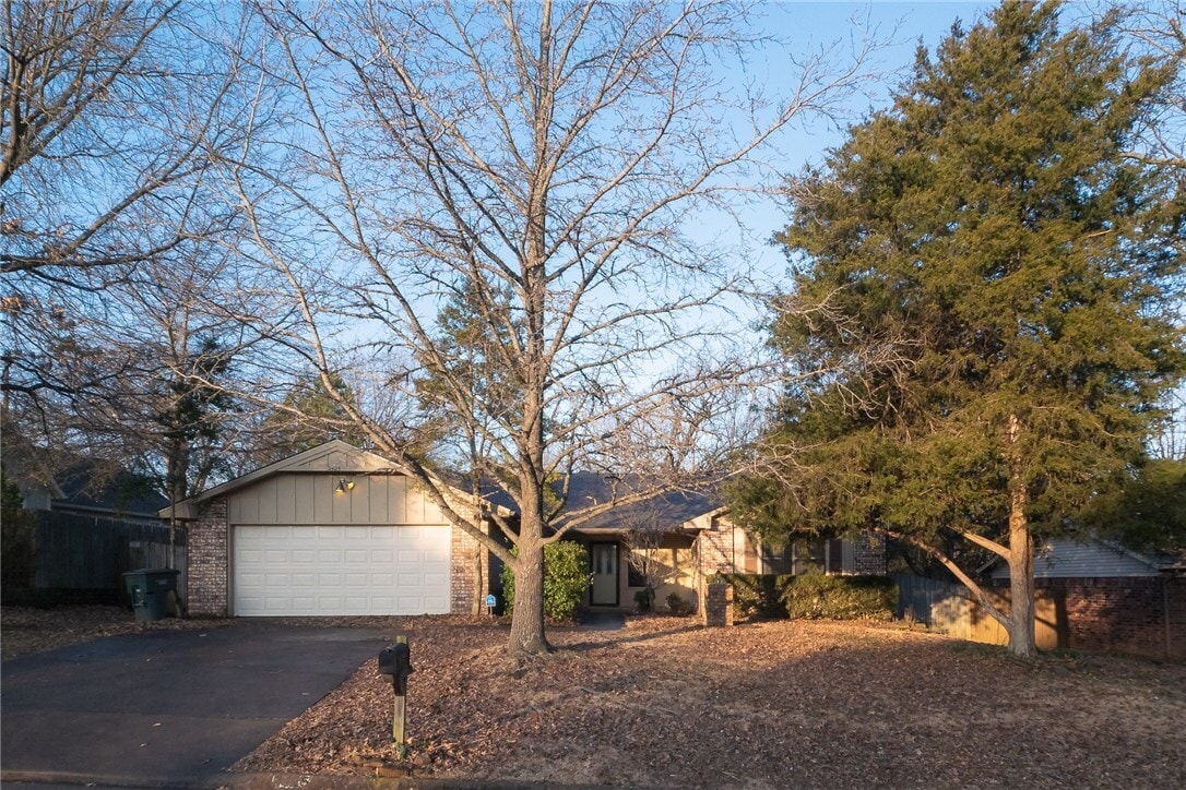 Photo - 2425 N Primrose Ln