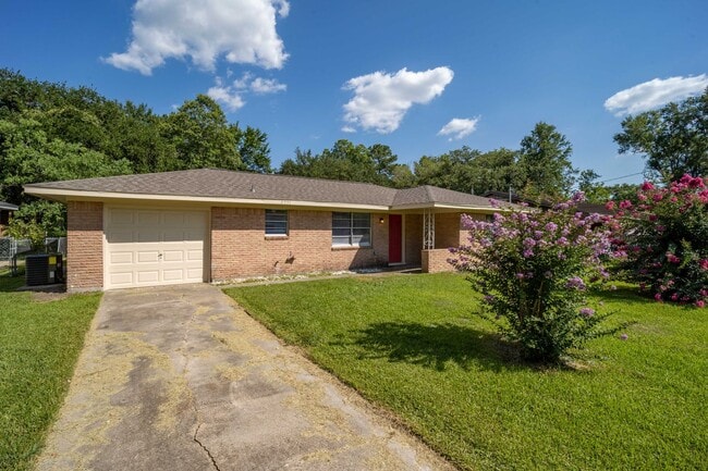 Building Photo - Move in Ready in 77705! 3 bed - 1.5 bath ready to be your new home.