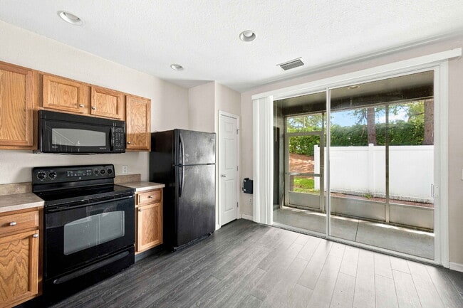 END-UNIT TOWNHOME FOR RENT IN GATED WYNCHASE AT FORE RANCH!