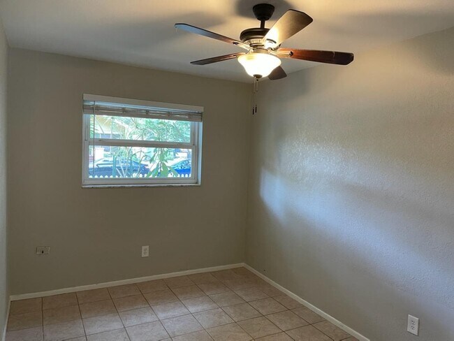 Bedroom - 323 13th Ave NE Unidad 323
