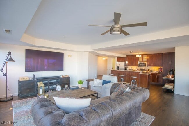 Building Photo - 701 W Lakeside Ave Unit 501