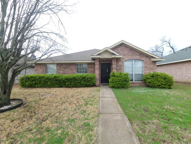 $2050 Large, single story Lancaster House - $2050  Large, single story Lancaster House