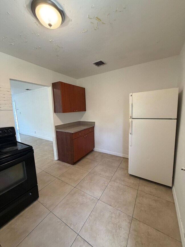 1525 W 15th St