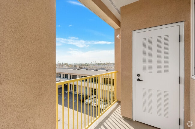 2BR, 2BA - 987 SF - Begonia Place