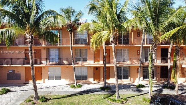 Building Photo - 7155 Miami Lakes Dr Unit P4