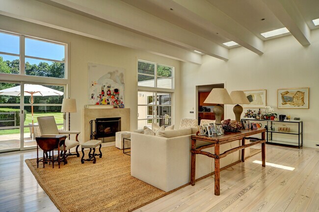 Photo - 12 Hedge Row Ln