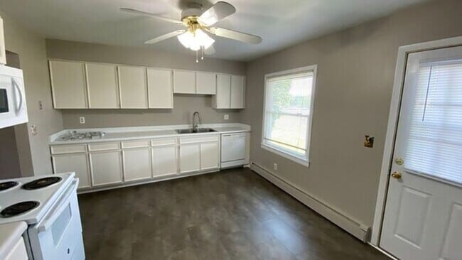 Building Photo - 8551 Elm St