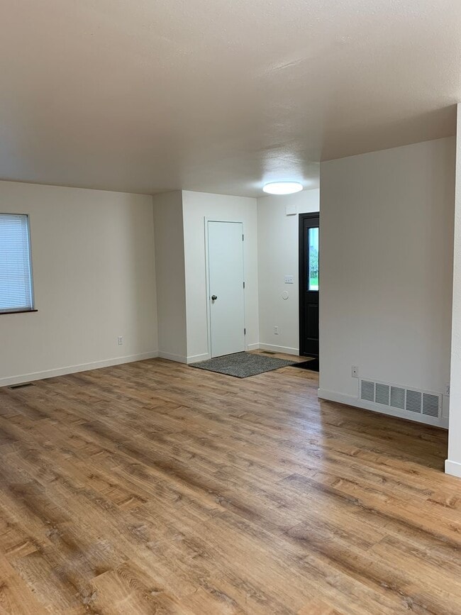Photo - AVAILABLE NOW!! East side - 3 Bdrm, 1.5 Bath Unit ERTL - 8160 Williwa Ave