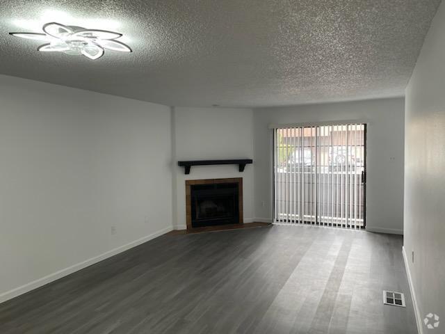 Building Photo - 1855 Girard Blvd NE Unit Apt 7