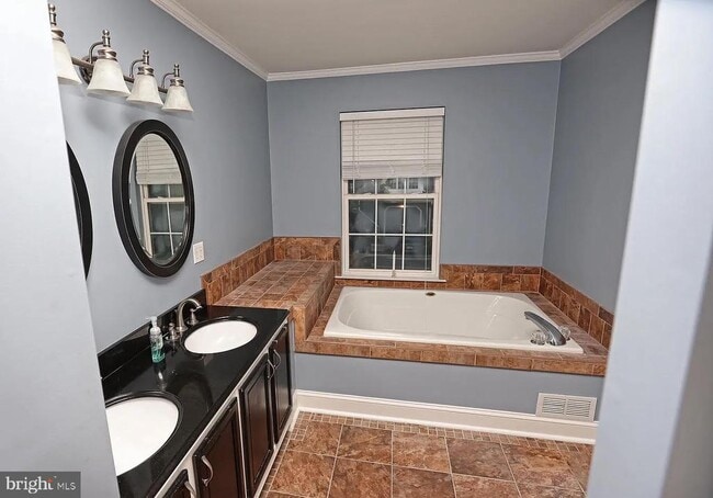 Photo - 102 Whistling Swan Ln