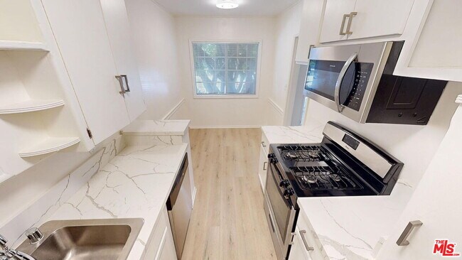 Photo - 127 N Doheny Dr Unit 129