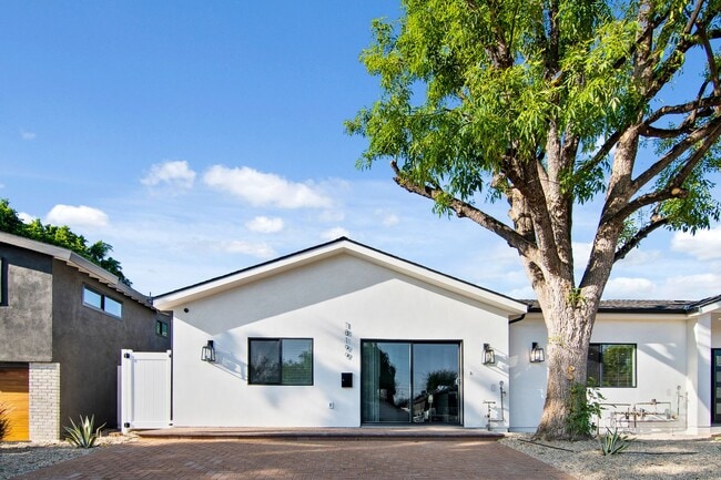 Building Photo - Modern 2 Bedroom ADU – Walk to CSUN! Prime Northridge Location