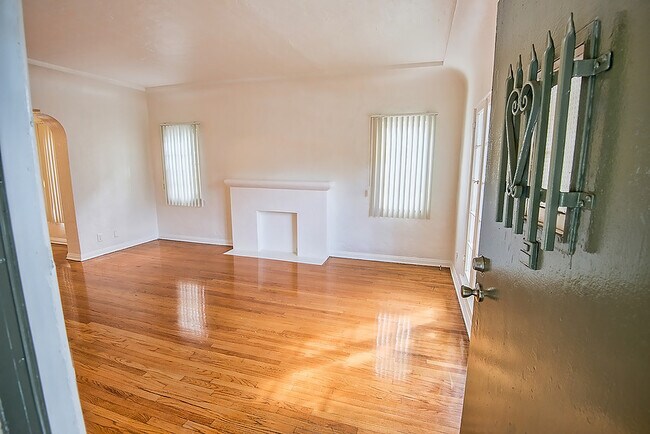 330 N Genesee Ave