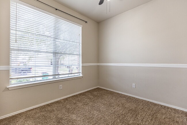 Photo - 6106 Briscoe Leaf